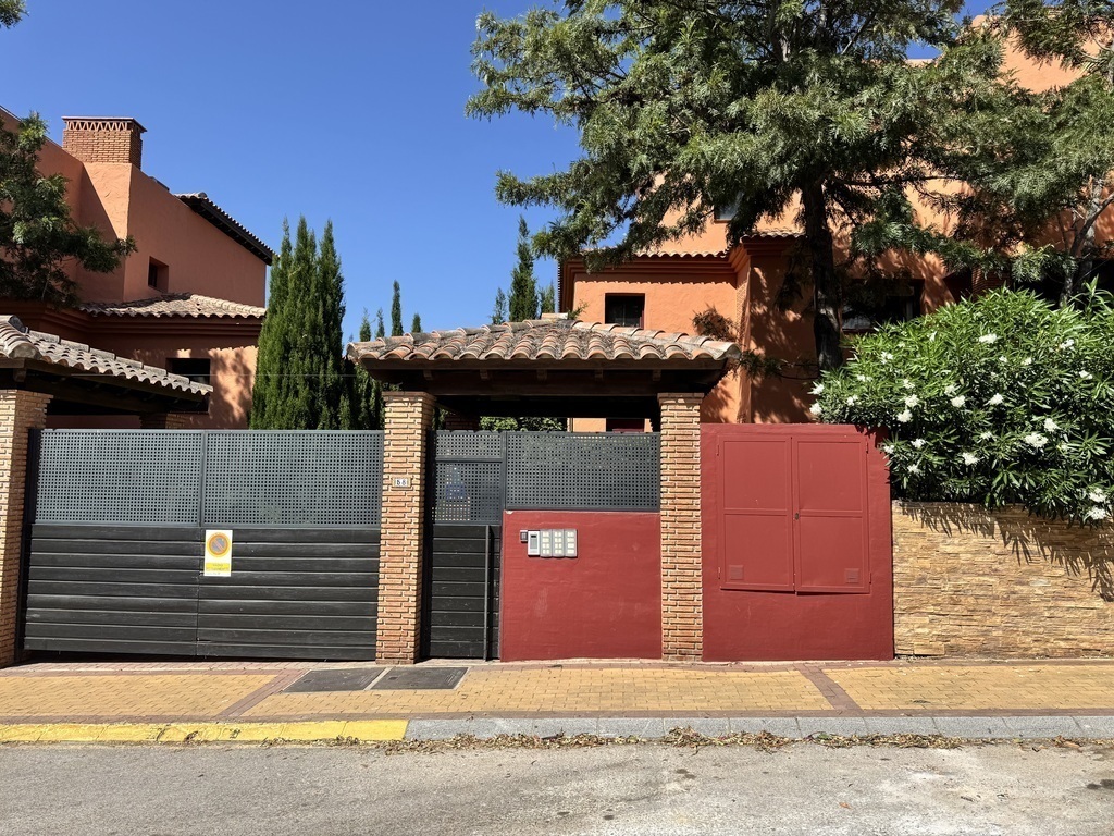 Entrance to the urbanization