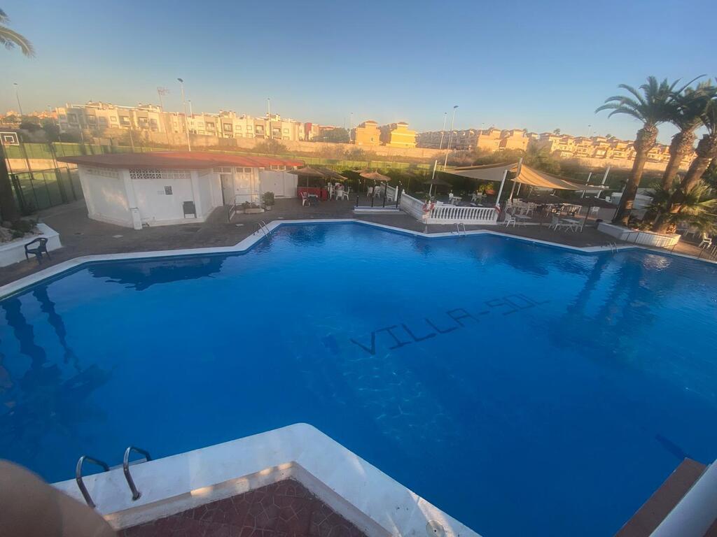 Vista de la piscina, frente a la casa