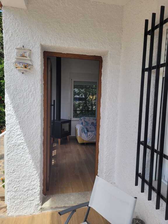 Entrada a la vivienda desde el porche