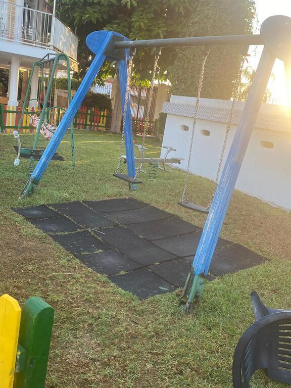 Detalle del parque infantil en el recinto recreativo frente a la casa 2