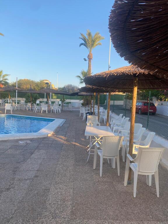 Piscina y vista de la calle en la que se encuentra la casa