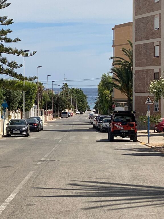 Distancia de la casa a la cala (200 mtrs). En la cala es posible bañarse. Tiene también una pequeña playa de arena