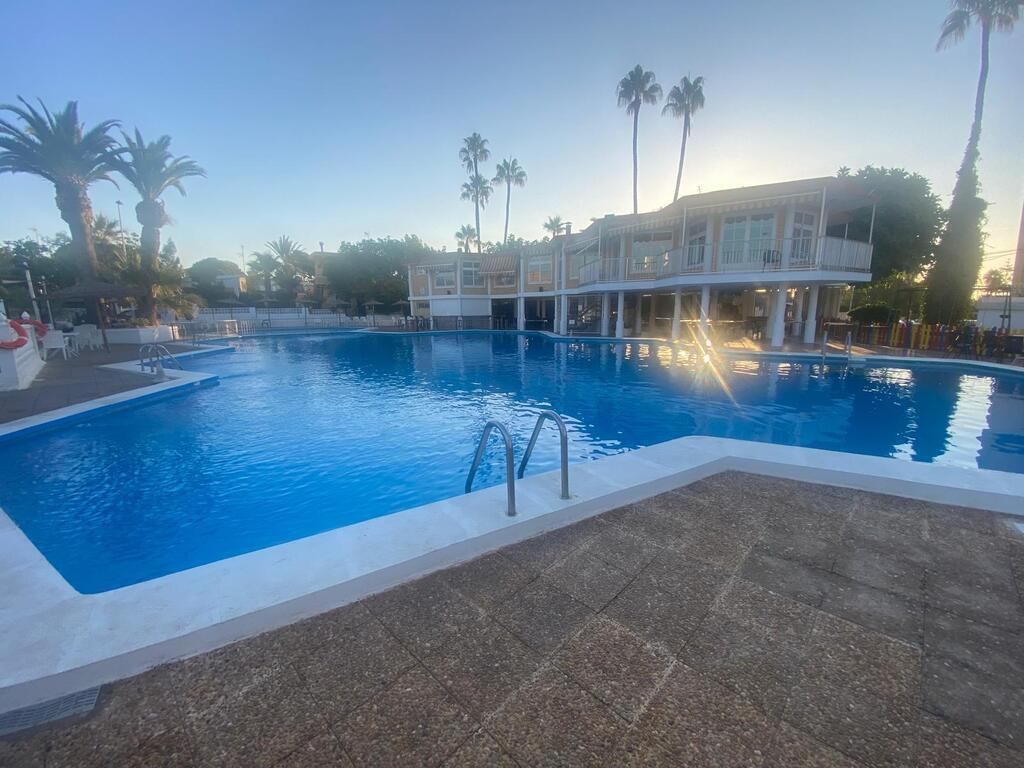 Vista de la piscina, frente a la casa 2