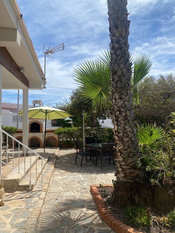 Detalle del Jardín. vista Barbacoa y acceso al porche y entrada vivienda