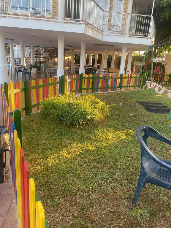 Detalle del parque infantil en el recinto recreativo frente a la casa 3