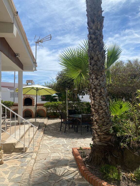 Detalle del Jardín. vista Barbacoa y acceso al porche y entrada vivienda