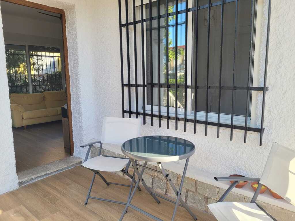 Porche de la casa y puerta de acceso al Salón