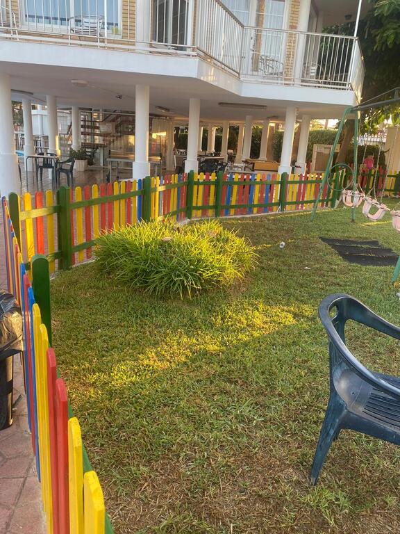 Detalle del parque infantil en el recinto recreativo frente a la casa 3