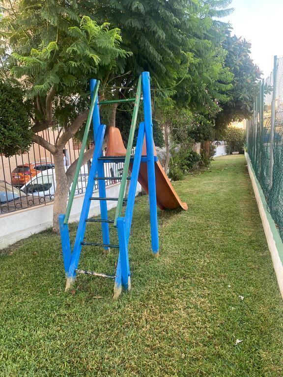 Detalle del parque infantil en el recinto recreativo frente a la casa