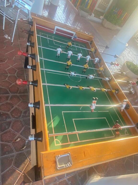 Futbolín en el centro recreativo. Frente a la casa