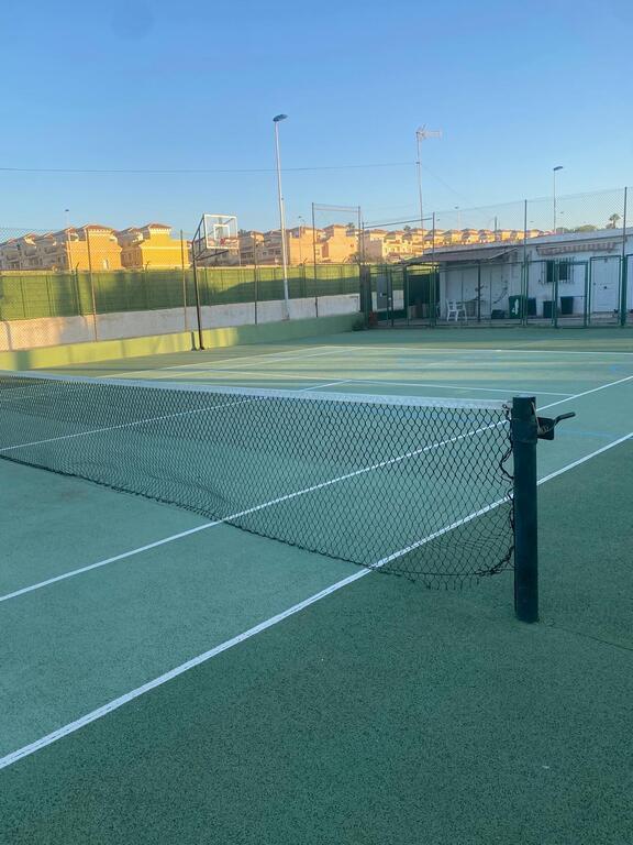 Pistas de tenis, junto a la piscina. En el centro recreativo