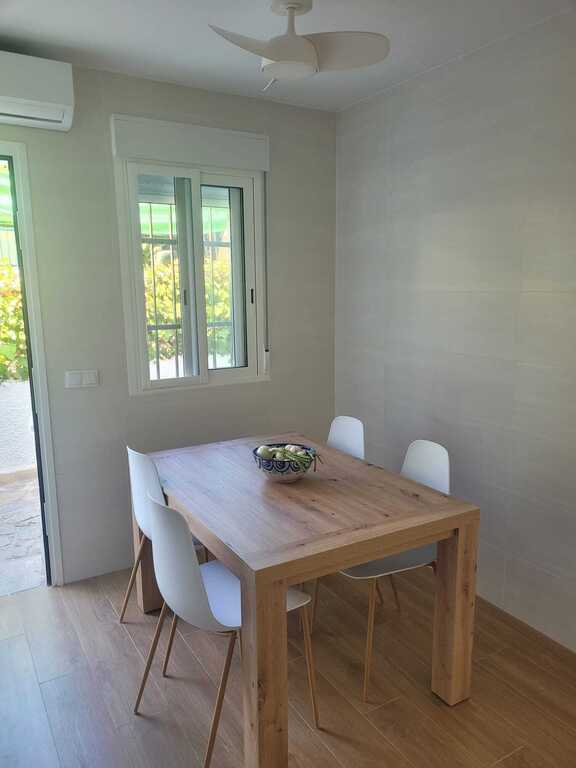 Comedor con vista de la puerta de acceso al jardín