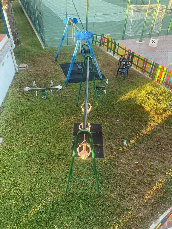 Detalle del parque infantil en el recinto recreativo frente a la casa 4