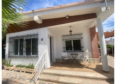 Chalet individual. Jardín y piscina en urbanización privada