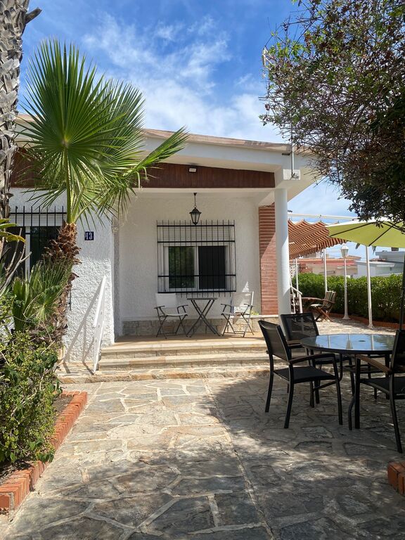 Chalet individual. Jardín y piscina en urbanización