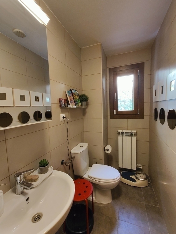 Secondary bathroom 