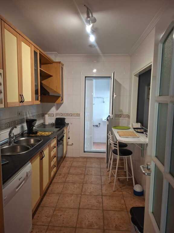 Cocina ,al fondo  un  lavadero