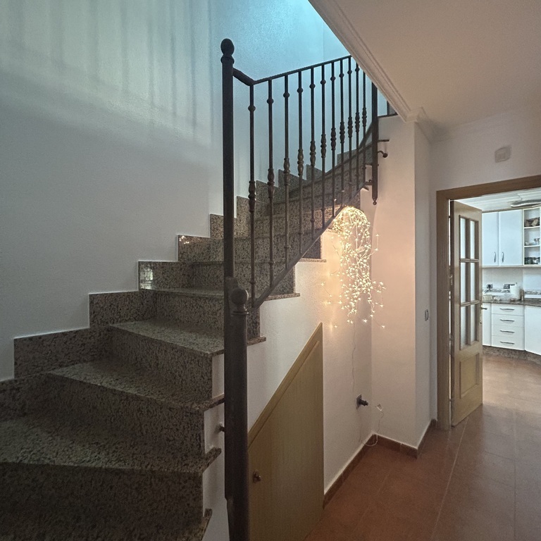 Escalier vers les chambres du 1er étage 