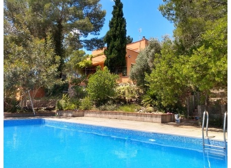 The house from the swimming pool