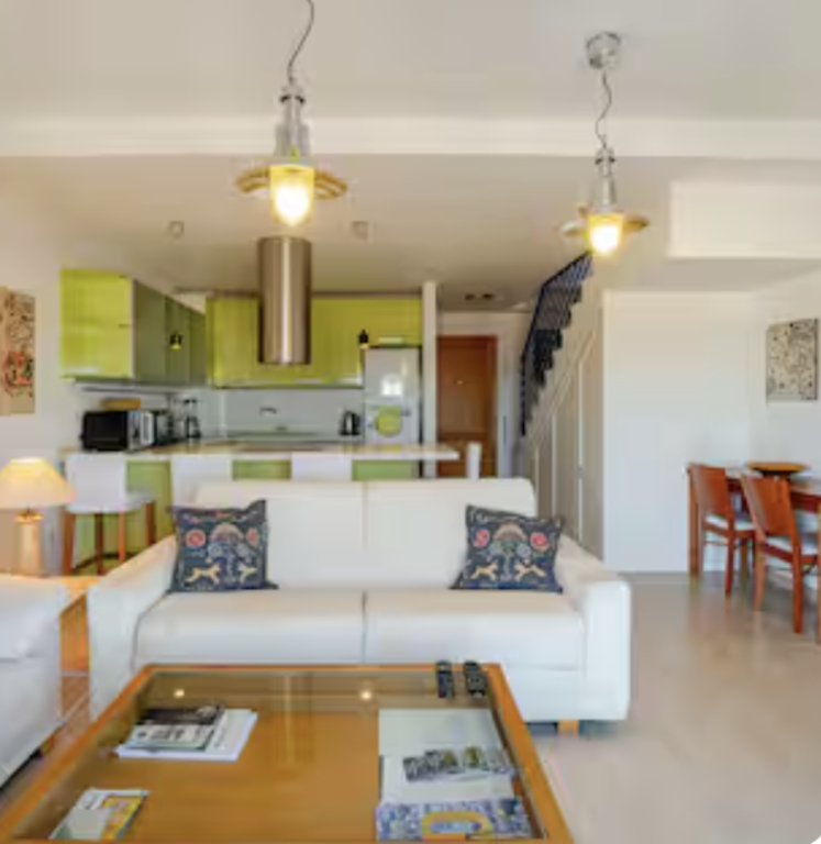 Vista del comedor y la cocina 