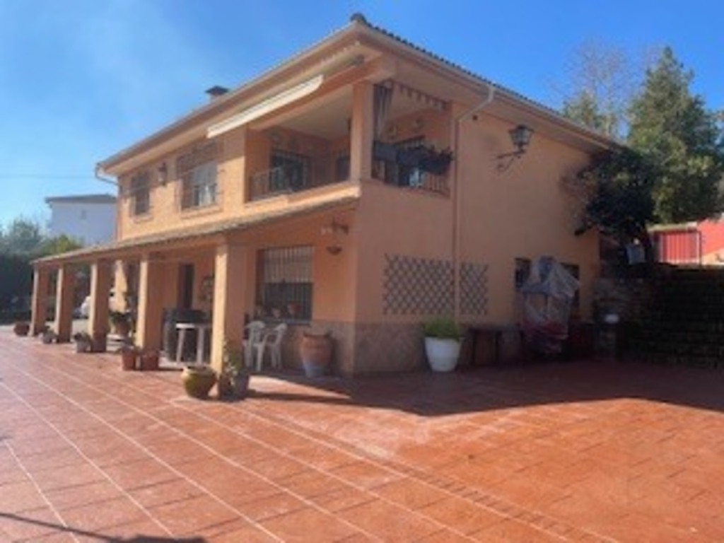 lateral casa con barbacoa y subida a piscina