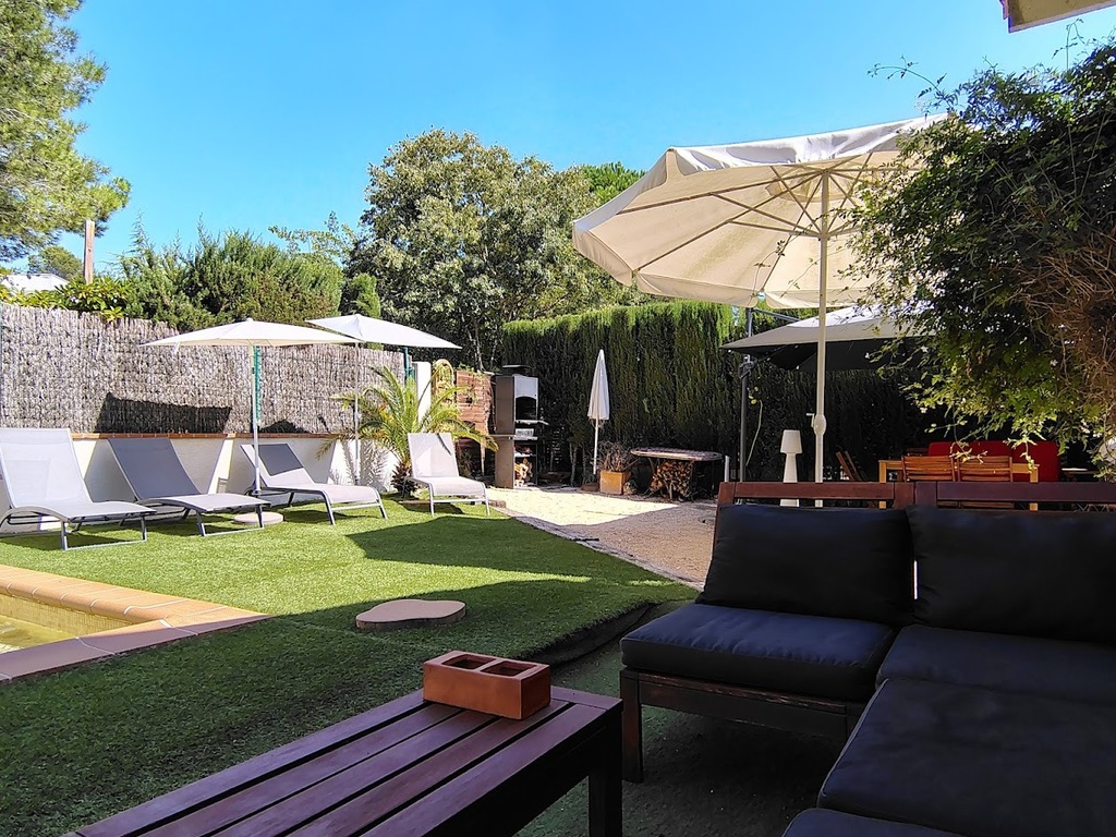 Zona barbacoa junto a la piscina