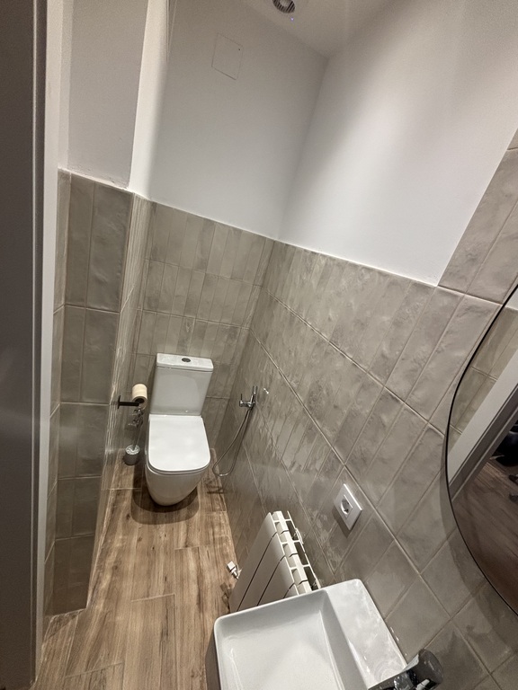 Upstairs full bathroom 2