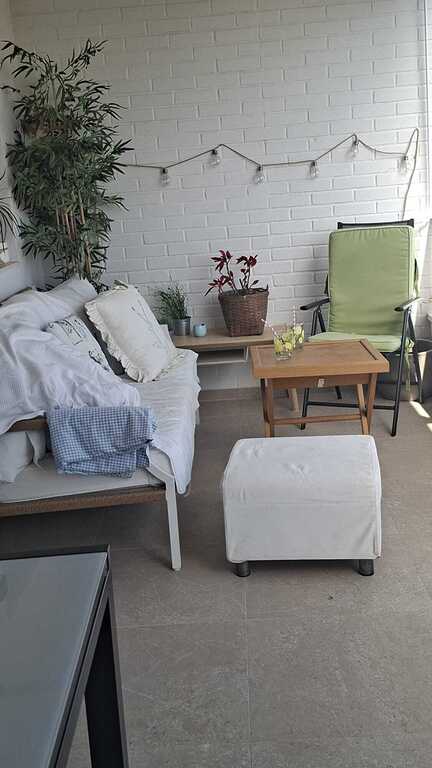 terraza exterior solarium. con sofa , 2 sillones . Mesa extensible para 6 personas, Con vistas al mar y piscina