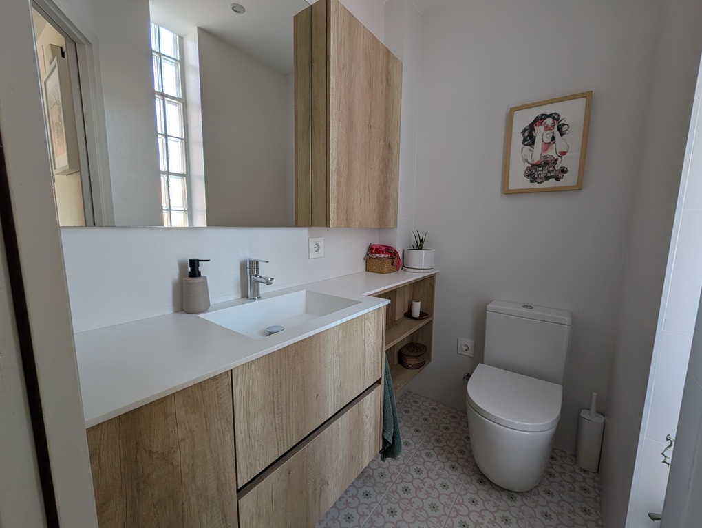 Baño de cortesía de la planta principal.