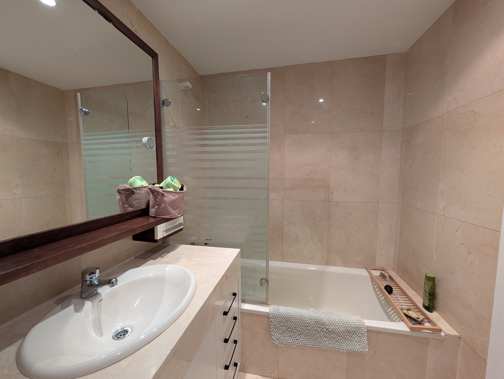 Baño completo de la primera planta.