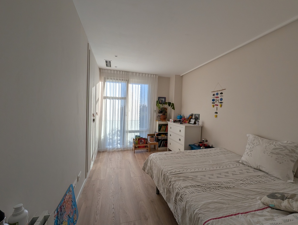 Habitación con cama doble de 150x180.