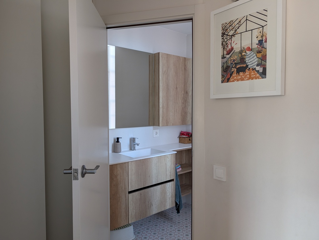 Baño de cortesía de la planta principal.