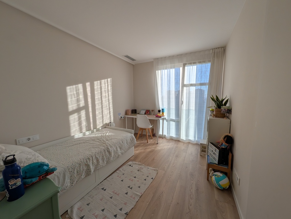 Habitación con diván que puede convertirse en cama doble de 160x180