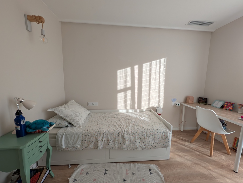 Habitación con diván que puede convertirse en cama doble de 160x180