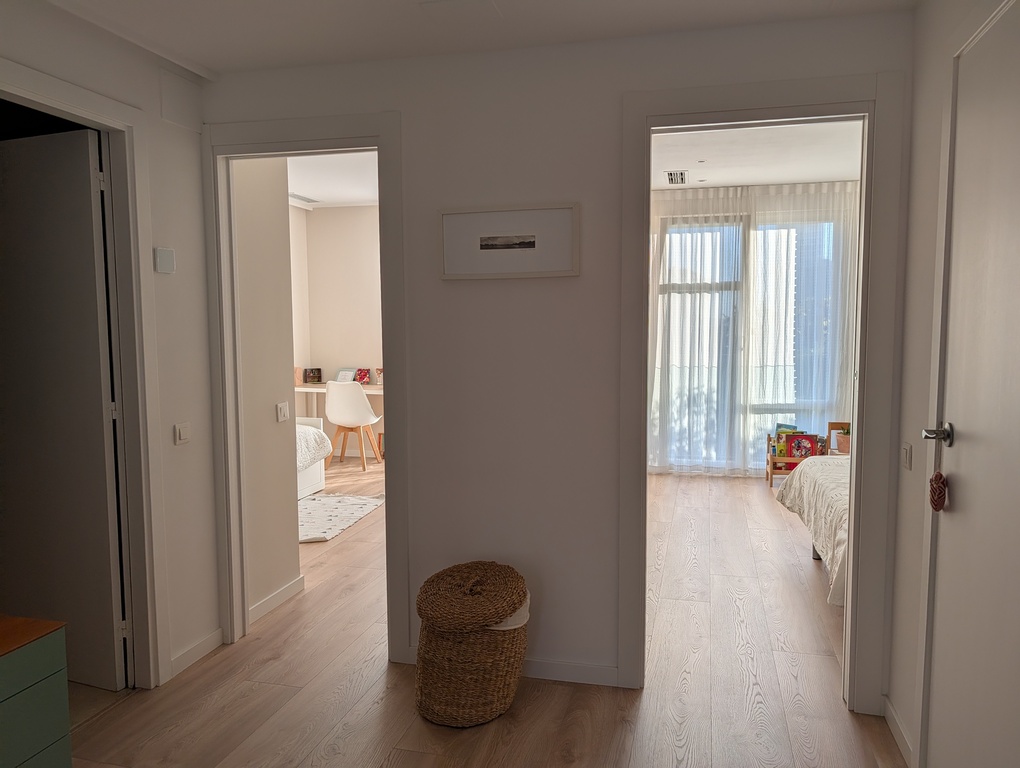 Vista desde el distribuidor de la primera planta a las dos habitaciones de las criaturas.