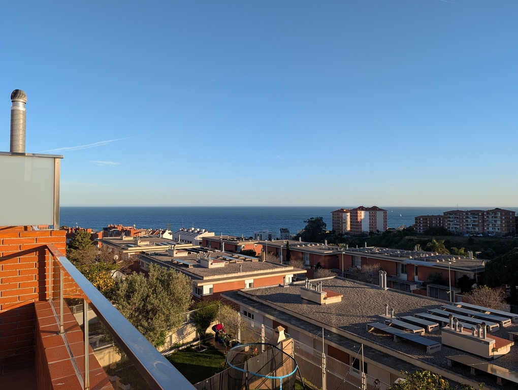 Vistas al mar desde la terraza de la buhardilla.