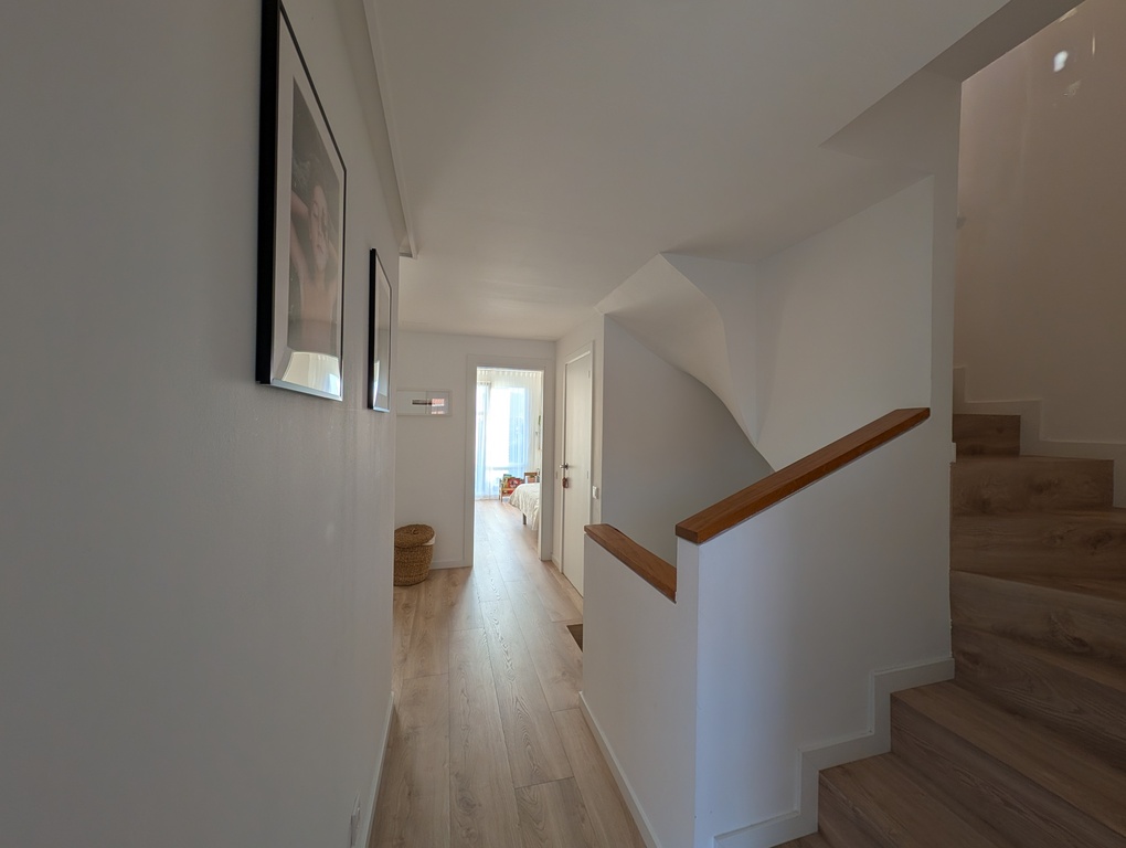 Rellano de la primera planta y escaleras hacia la buhardilla.