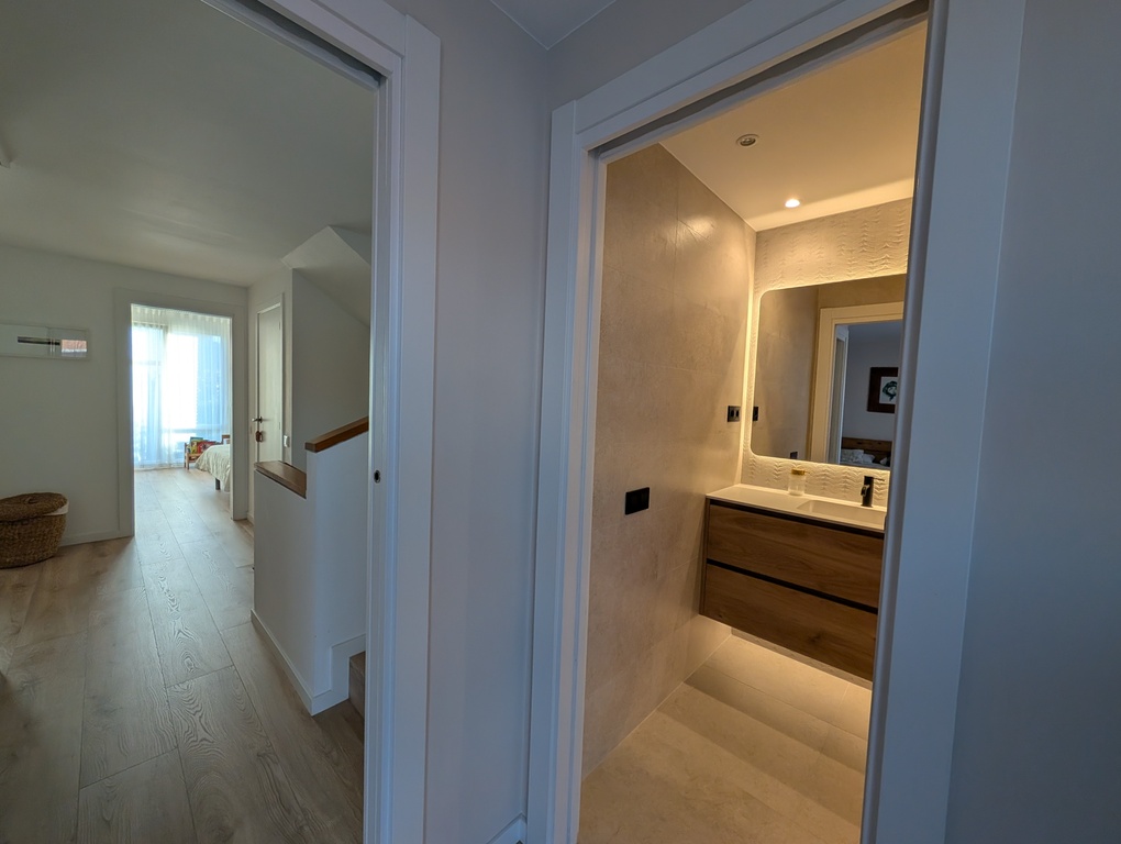 Baño y rellano de la primera planta desde la suite.