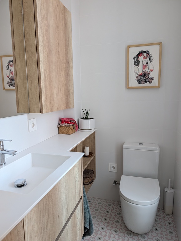 Baño de cortesía de la planta principal.