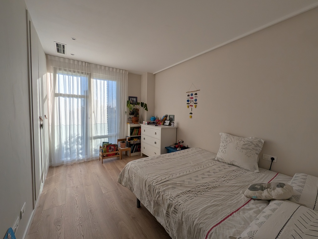 Habitación con cama doble de 150x180.