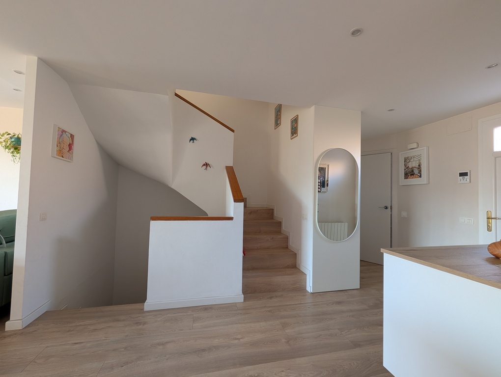Vista de las escaleras que van desde la planta principal a la primera planta.