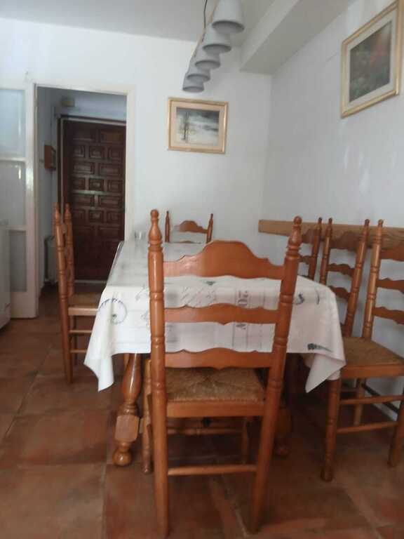 Comedor con mesa para 6 personas. 