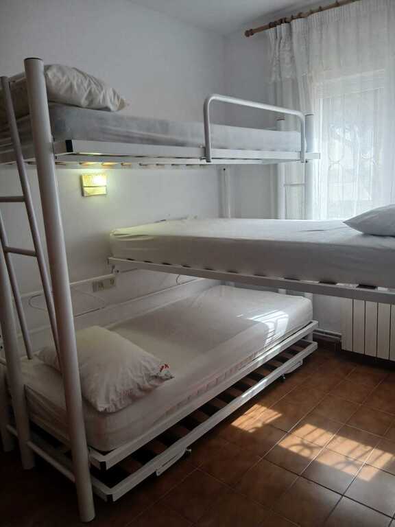 Dormitorio 3, 4 cames individuales, adulto. 