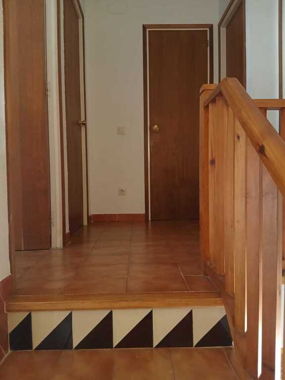 1r planta con 3 dormitorios y un baño grande. 