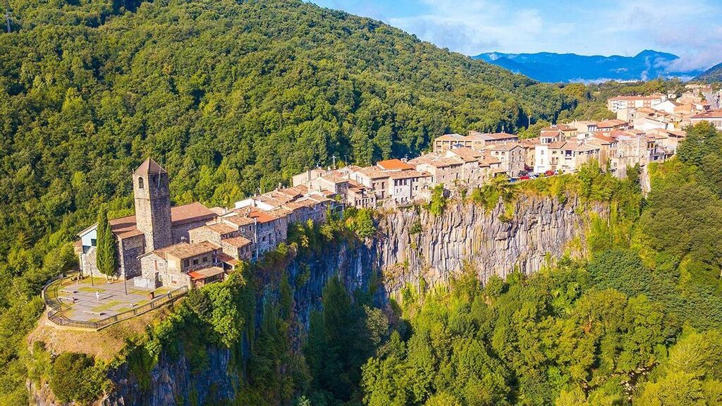 Garrotxa, Castellfollit de la Roca. Un pueblo en las cases en un peña segado. (45' en coche). 