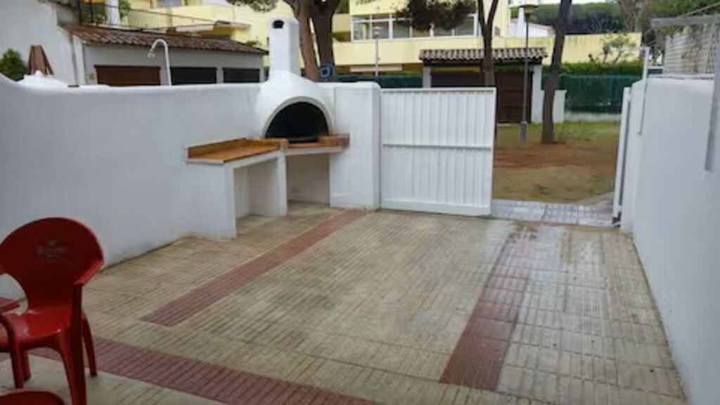Patio trasero, barbacoa i parquing para 1 coche.