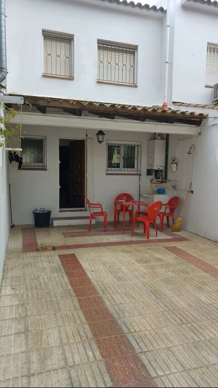 Patio trasero con parquing para 1 coche. Mesa para 4 personas. 
