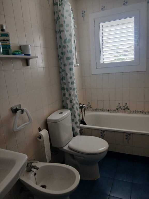 baño grande con dutxa. 