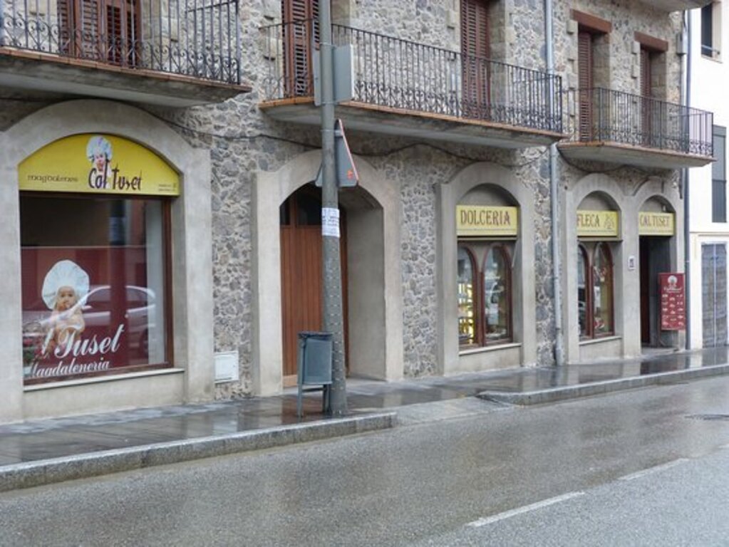 Gastronomia de Castellfollit de la Roca, Cal Tuset, Gigante pastel dulce "Magdalenes"