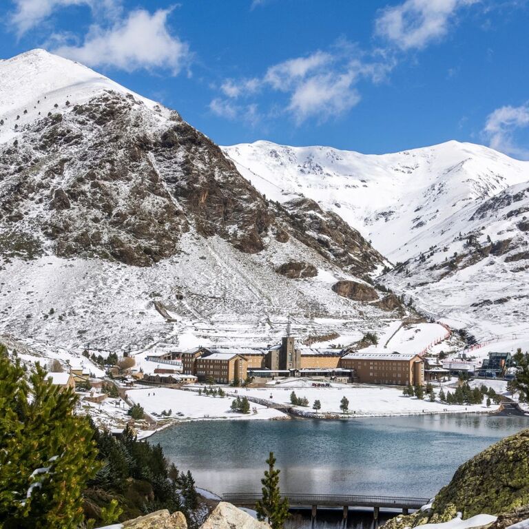 Pirineos, Núria. (2h en coche y cramallera (tren) para ir al Monesterio). En la cima hay un restaurant para comer.